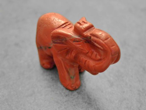 Ein rotbrauner Elefant aus Achat steht als Steinfigur, die als Glücksbringer gilt. Hersteller ist der Juwelier Harnisch, der auf Steinfiguren spezialisiert ist.