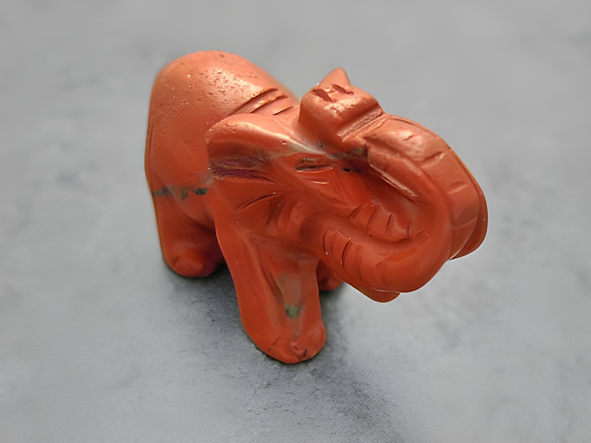 Ein rotbrauner Elefant aus Achat steht als Steinfigur, die als Glücksbringer gilt. Hersteller ist der Juwelier Harnisch, der auf Steinfiguren spezialisiert ist.