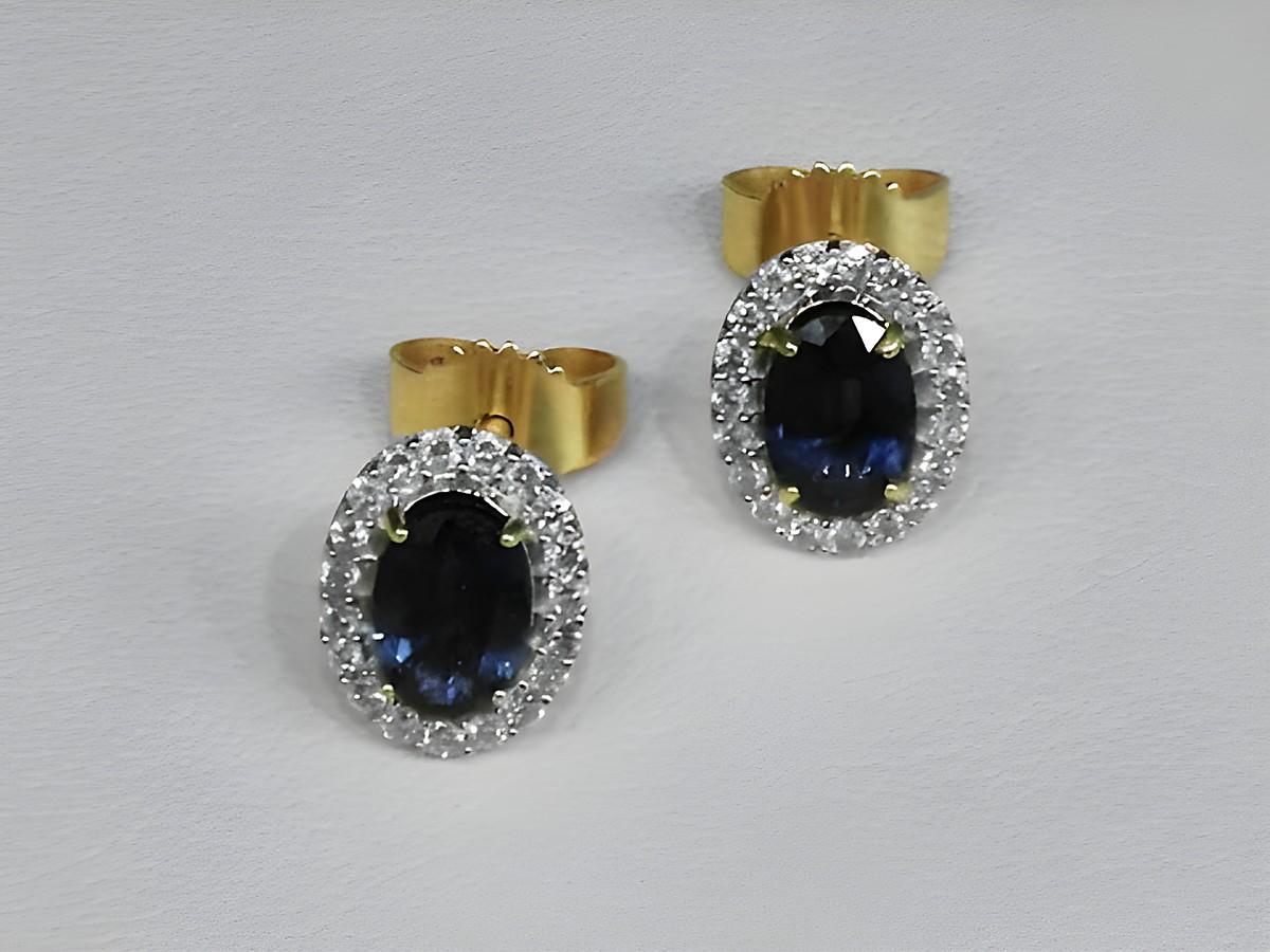 Brillant und Saphir Ohrringe aus Gold 585, hinreißender Stecher, Hersteller Juwelier Harnisch, Brillant und Diamant, elegant gestaltet mit ovalen Saphiren umgeben von funkelnden Brillanten. – Ansicht 2