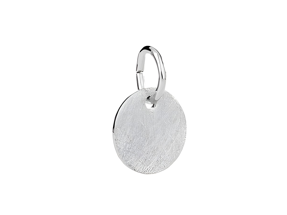 Runde Gravurplatte als Anhänger in klassischem Design, aus Silber und eismattiert, hergestellt von Juwelier Harnisch, schlicht und zeitlos, ideal für persönliche Gravuren.