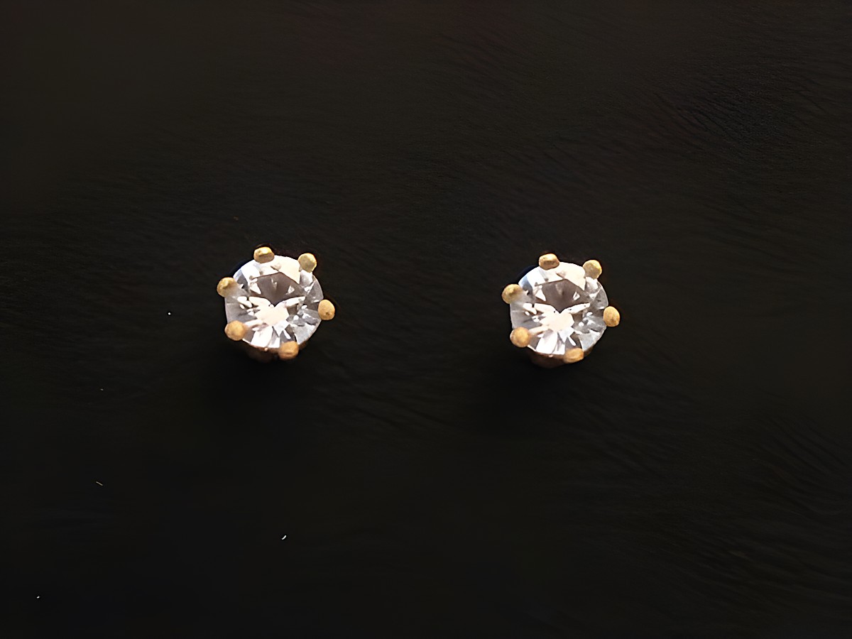Moderne goldene Ohrringe 585 mit funkelndem Zirkonia von Juwelier Harnisch, umwerfendes Design, ideal für jeden Anlass.