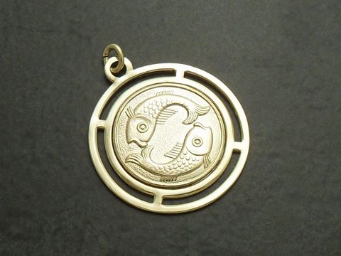 Goldfarbene, runde 3D-Platte mit dem Sternzeichen Fische, zwei stilisierten Fischen, hergestellt von Juwelier Harnisch, ideal als Anhänger oder Schmuckstück.