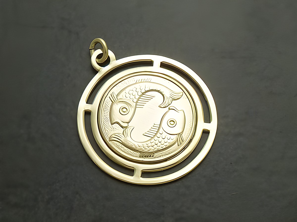 Goldfarbene, runde 3D-Platte mit dem Sternzeichen Fische, zwei stilisierten Fischen, hergestellt von Juwelier Harnisch, ideal als Anhänger oder Schmuckstück.