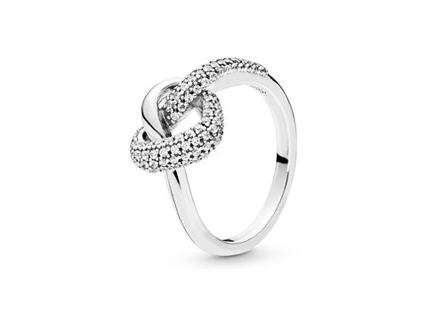 Knotted heart Zirkonia Herz Silberring von Pandora in Größe 48. Der Ring ist mit funkelnden Zirkonia-Steinen verziert und zeigt ein elegantes, verknotetes Herzdesign.
