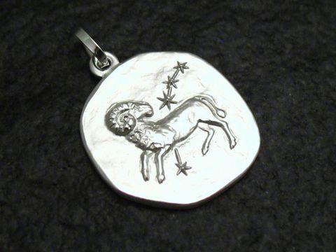 39673-0 Widder Sternzeichen Anhänger aus rhodiniertem Sterlingsilber mit einer detaillierten Darstellung eines Widders und Sternen. Hersteller Juwelier Harnisch.