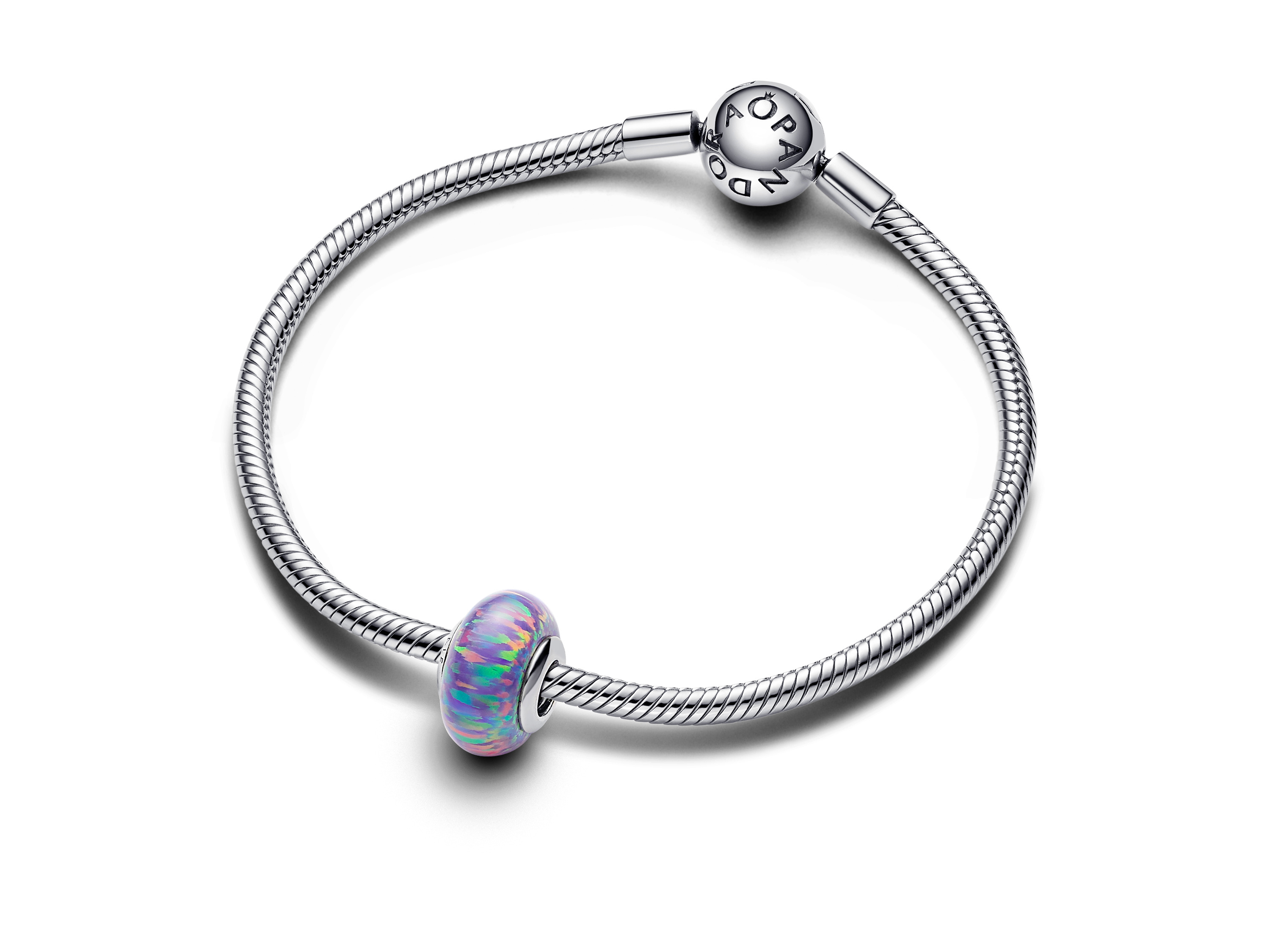 Eleganter Pandora Charm aus Sterling Silber mit opalisierendem lila Design, synthetischer Opal, perfekt für Armbänder, mit charakteristischem Murano-Glas.