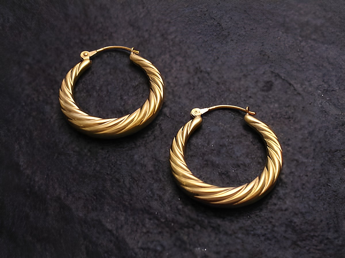 Creolen 2,2 cm aus Gold 750, zeitloses und poliertes Design, Hersteller Juwelier Harnisch, perfekte Ergänzung für jeden Schmuckstil, Durchmesser bis 25 mm.