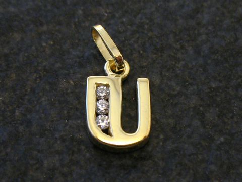 Anhänger in Form des Buchstabens U aus Gold, verziert mit drei Zirkonia, hergestellt von Juwelier Harnisch, elegantes Design, ideal als persönliches Geschenk oder Schmuckstück.