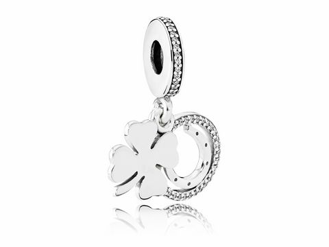 Sterling Silber Charm Anhänger von Pandora mit einem vierblättrigen Kleeblatt und Zirkonia, ideal für Glücksbringer und Schmuckliebhaber.