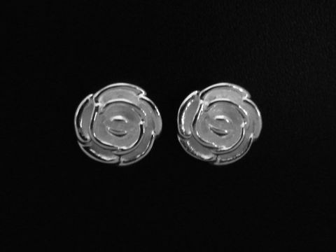 Zarte Blumen Ohrstecker aus Sterling Silber für Kinder, hergestellt von Juwelier Harnisch, mit filigranem Rosendesign, ideal für einen verspielten Look.