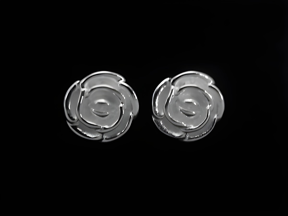 Zarte Blumen Ohrstecker aus Sterling Silber für Kinder, hergestellt von Juwelier Harnisch, mit filigranem Rosendesign, ideal für einen verspielten Look.