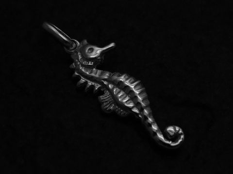 Plastischer Anhänger in Form eines Seepferdchens aus 925 Sterling Silber, geeignet für Kinder, hergestellt von Juwelier Harnisch.