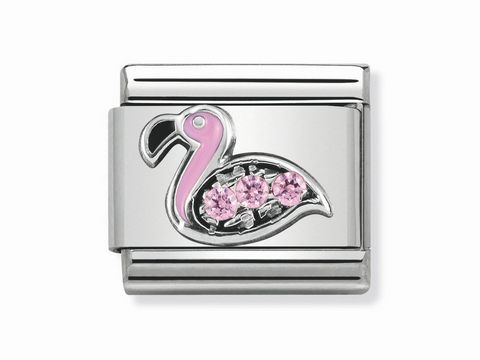 Ein silberner Charm mit einem pinken Flamingo und drei rosa Zirkonia auf einem glatten Hintergrund. Der Flamingo hat feine Details und verleiht dem Motiv einen eleganten Touch.