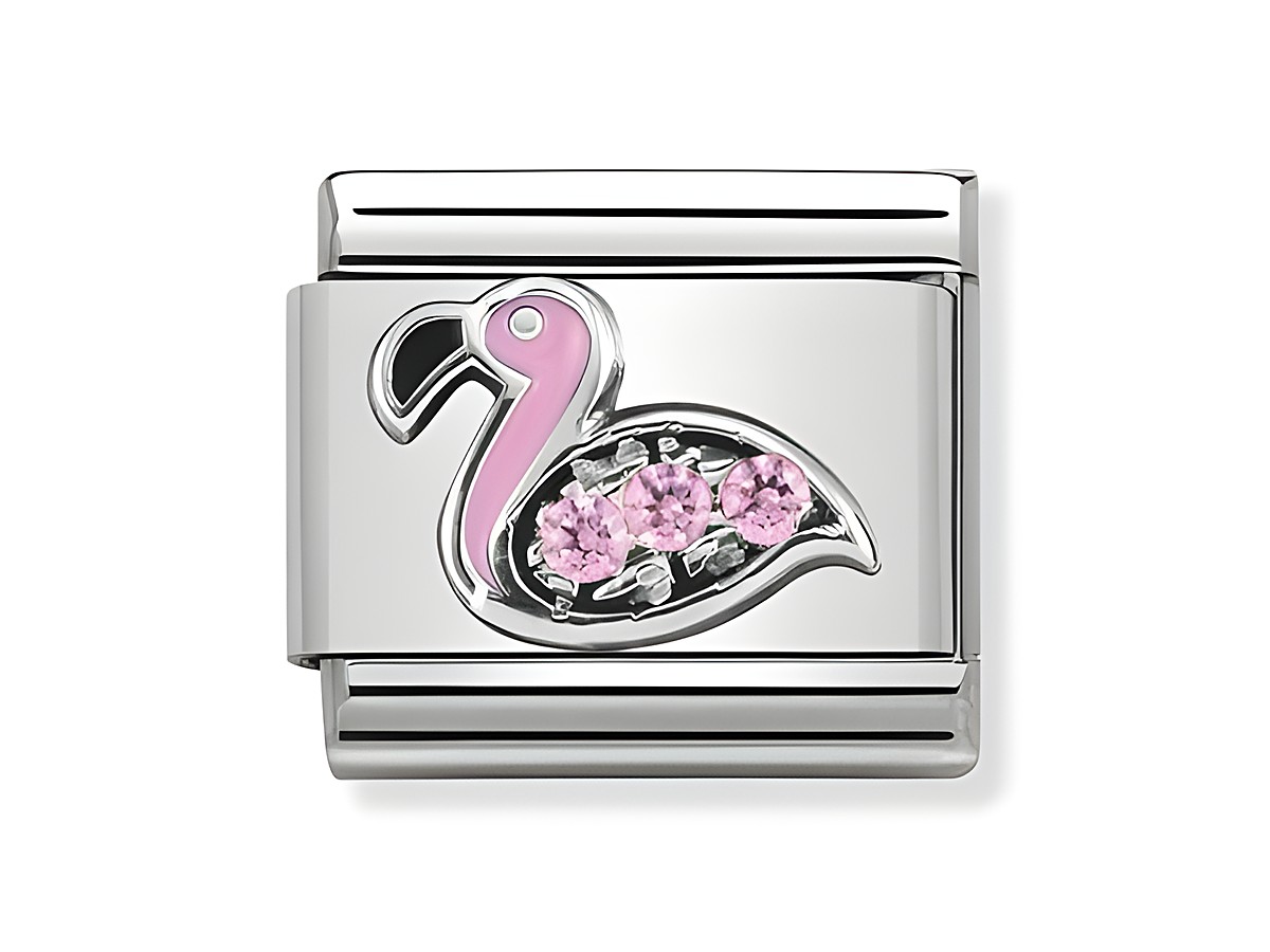 Ein silberner Charm mit einem pinken Flamingo und drei rosa Zirkonia auf einem glatten Hintergrund. Der Flamingo hat feine Details und verleiht dem Motiv einen eleganten Touch.