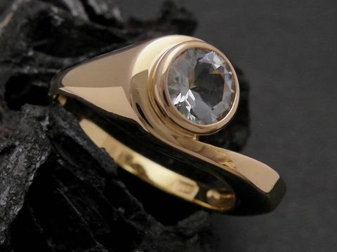 Goldring mit einem bewundernswerten Aquamarin, gefertigt aus Gold 585, Größe 55 bis Gr. 56/18, Hersteller: Juwelier Harnisch. Elegantes Design und edle Materialien zeichnen diesen Ring aus.
