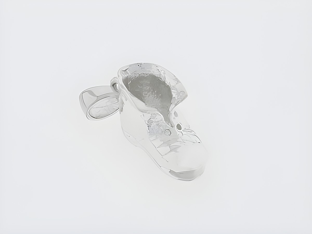 Silber Anhänger in Form eines nostalgischen Schuhs, hergestellt von Juwelier Harnisch, aus hochwertigem Silber, ideal für Schuhliebhaber und Sammler.