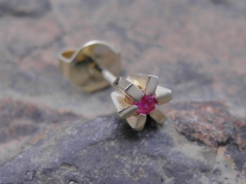 Blumenblüte 1 Ohrstecker unisex Gold schlicht elegant Rubin hochwertiger Einzelohrring von Juwelier Harnisch ideal für jeden Anlass.