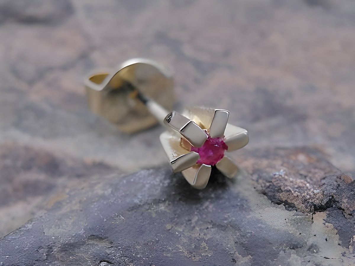 Blumenblüte 1 Ohrstecker unisex Gold schlicht elegant Rubin hochwertiger Einzelohrring von Juwelier Harnisch ideal für jeden Anlass.