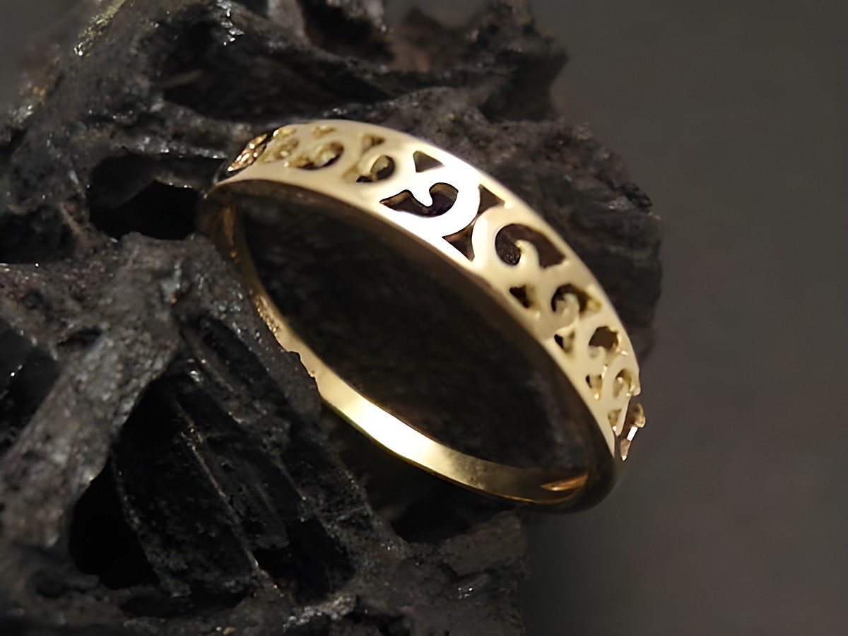 Goldring mit mystischen Mustern, Größe 55, Hersteller Juwelier Harnisch, bis Größe 56/18, elegant und filigran gestaltet, ideal für besondere Anlässe oder als Schmuckstück.