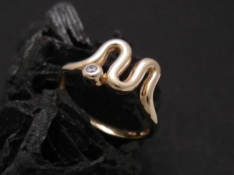 Gold Ring symbolisch aus Gold 585 mit Zirkonia im Design einer Wellenform, Größe 55 bis 56, Hersteller Juwelier Harnisch.