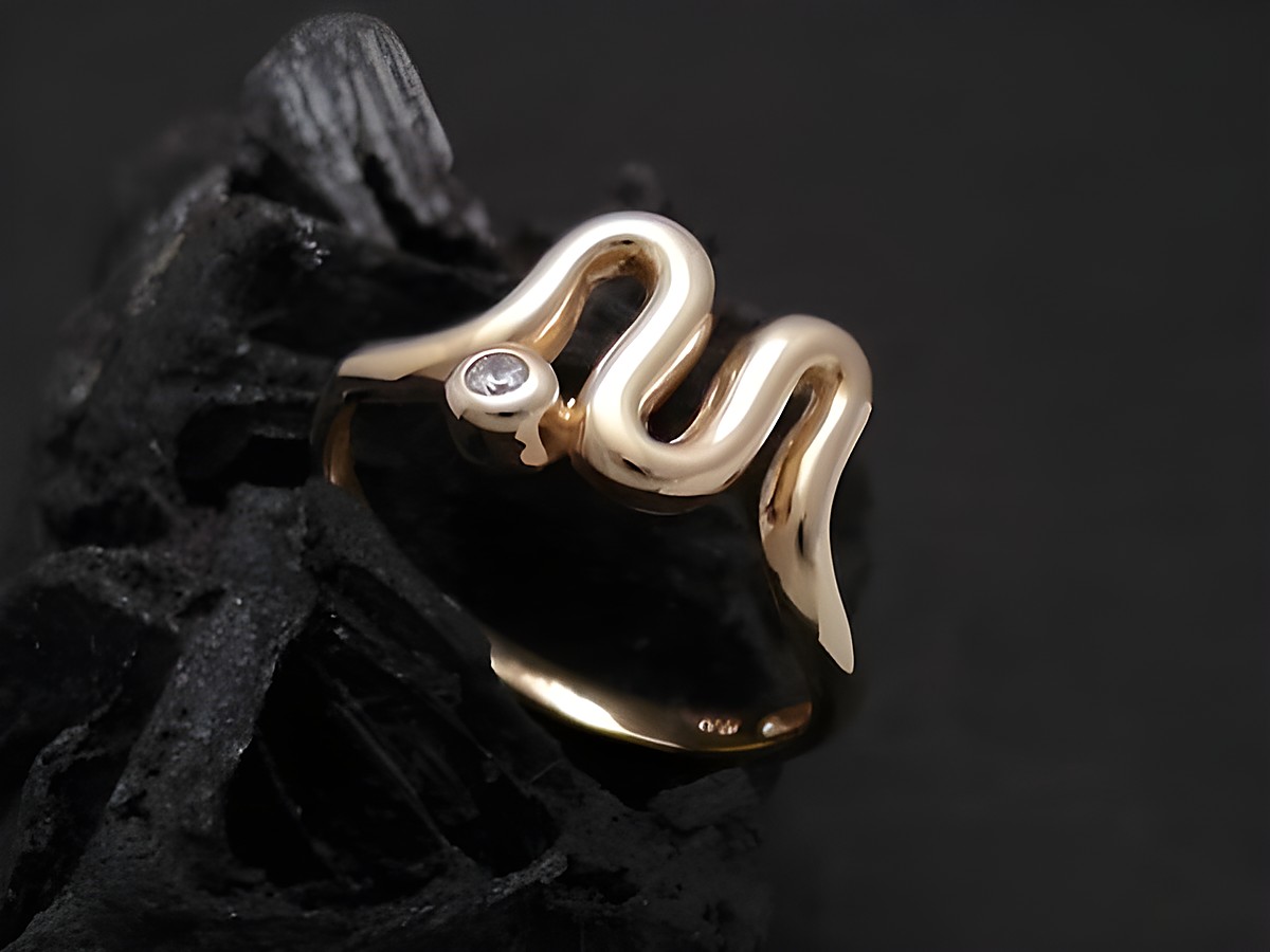 Gold Ring symbolisch aus Gold 585 mit Zirkonia im Design einer Wellenform, Größe 55 bis 56, Hersteller Juwelier Harnisch.
