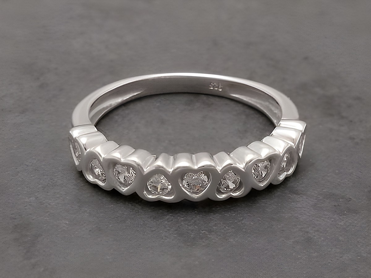 Herzförmiger romantischer Ring aus rhodiniertem Sterling Silber mit Zirkonia in Größe 52, hergestellt von Juwelier Harnisch, ideal für besondere Anlässe.