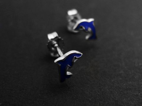 Ohrringe in Delfin-Design aus rhodiniertem Sterling Silber, blau-weiß-schwarz lackiert, tierisch und kindgerecht, Hersteller: Juwelier Harnisch.