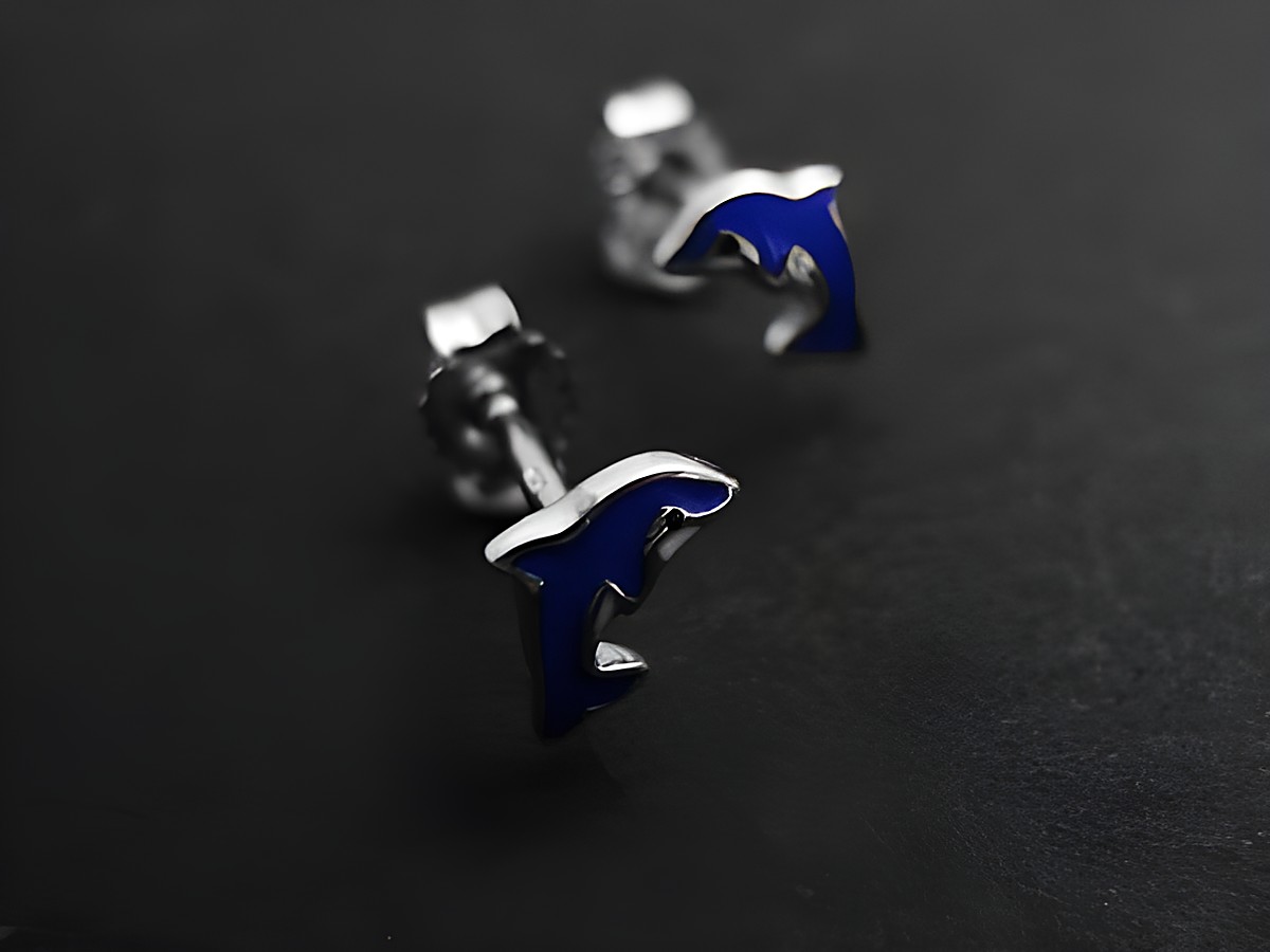 Ohrringe in Delfin-Design aus rhodiniertem Sterling Silber, blau-weiß-schwarz lackiert, tierisch und kindgerecht, Hersteller: Juwelier Harnisch.