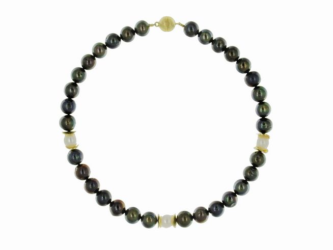Perlenkette aus Süßwasser-Zuchtperlen in Violett-Grün und Weiß mit einer Größe von 10,5-11 mm und einer Länge von 39 cm gefertigt von Juwelier Harnisch, bunt.