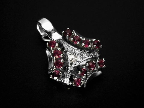 Weißgold Anhänger mit funkelnden Diamanten und rubinrot leuchtenden Edelsteinen, gefertigt aus 585er Weißgold, Hersteller: Juwelier Harnisch, ein fantastisches Schmuckstück.