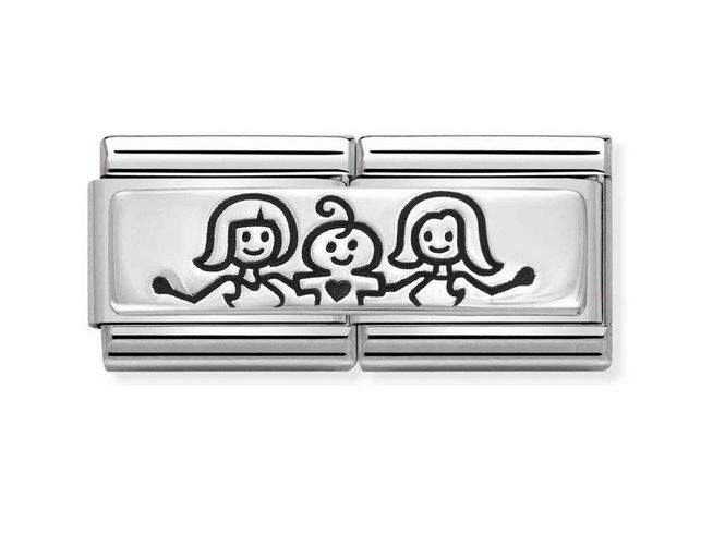 Zwei stilisierte Mütter mit einem Baby zwischen ihnen sind auf einem charmanten Anhänger aus Sterling Silber und Edelstahl abgebildet, der von Nomination gefertigt wurde.
