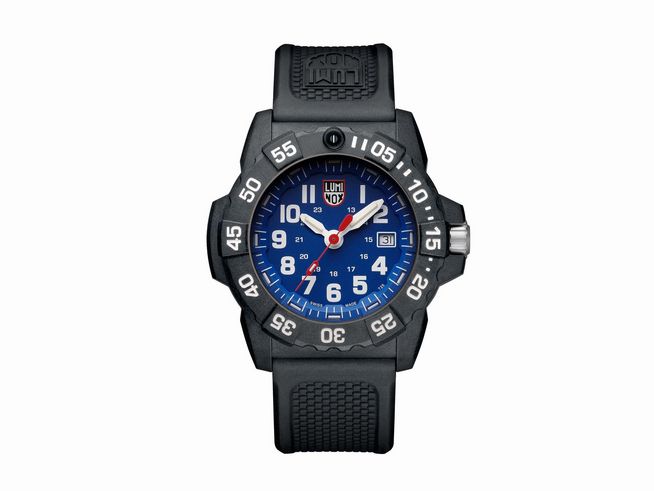 Luminox Uhr XS.3503.F Sea aus CARBONOX mit einem Durchmesser von 45 mm, schwarzem Gehäuse, buntem Zifferblatt in Blau, roten und weißen Zeigern sowie einem robusten Gummiband.