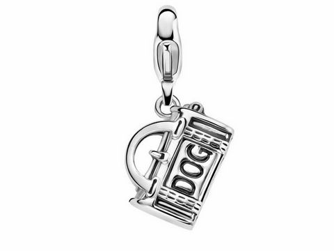 Silberner Charms Anhänger von Ti Sento in Form einer Doggy Bag mit dem Schriftzug Dog. Ideal für individuelle Schmuckstücke und als besonderes Geschenk.