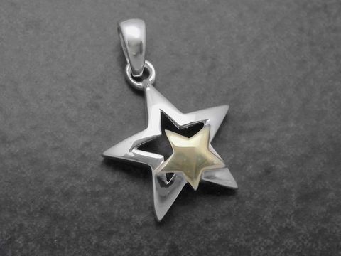 Silber Anhänger in Form eines Sterns, gelb bicolor mit einem geschlossenen Stern in der Mitte, hergestellt von Juwelier Harnisch, inspiriert von Sonne, Mond und Sterne.