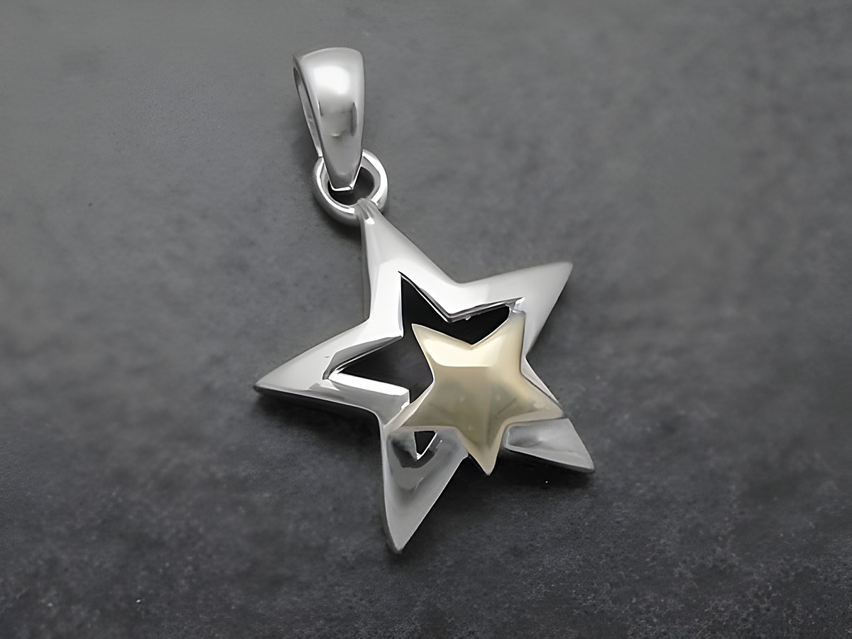 Silber Anhänger in Form eines Sterns, gelb bicolor mit einem geschlossenen Stern in der Mitte, hergestellt von Juwelier Harnisch, inspiriert von Sonne, Mond und Sterne.