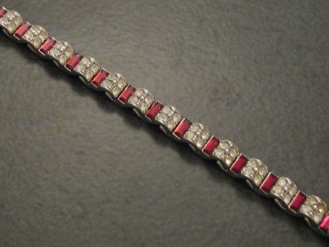 Strass Armband in rot, 17,5 cm, silberfarben, charmant, Hersteller Juwelier Harnisch, geeignet für stilvolle Anlässe, funkelndes Design mit hochwertigen Materialien.