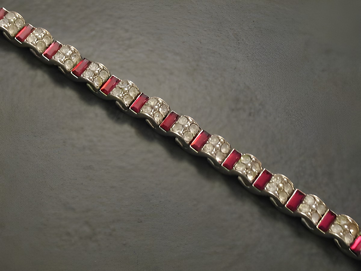 Strass Armband in rot, 17,5 cm, silberfarben, charmant, Hersteller Juwelier Harnisch, geeignet für stilvolle Anlässe, funkelndes Design mit hochwertigen Materialien.