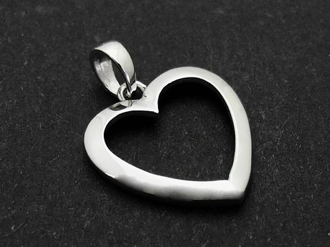 Silber Anhänger in Herzform, rhodiniert, flach gestaltet, symbolisiert Liebe. Ideal für romantische Anlässe. Hersteller: Juwelier Harnisch.