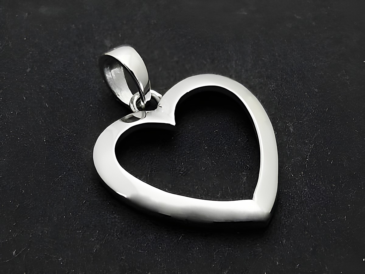 Silber Anhänger in Herzform, rhodiniert, flach gestaltet, symbolisiert Liebe. Ideal für romantische Anlässe. Hersteller: Juwelier Harnisch.