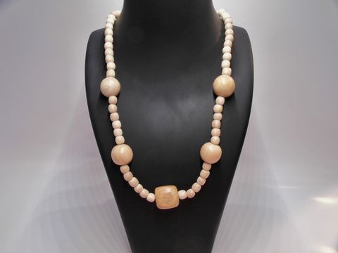 Eine Holzkette in naturbraun mit einem Durchmesser von 18 mm und einer Länge von 60 cm, hergestellt von Juwelier Harnisch, präsentiert sich als elegantes Schmuckstück.