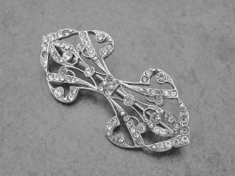 Silber Brosche ausdruckstrak mit Strassstein im nostalgischen Design, Hersteller: Juwelier Harnisch, ideal für die Verschönerung von Kleidung oder als elegantes Accessoire.