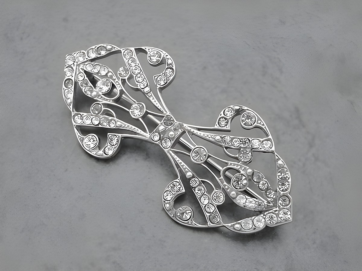 Silber Brosche ausdruckstrak mit Strassstein im nostalgischen Design, Hersteller: Juwelier Harnisch, ideal für die Verschönerung von Kleidung oder als elegantes Accessoire.