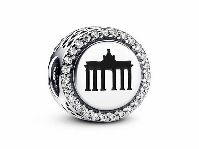 Silberner Charm mit dem Berliner Tor als Motiv umgeben von funkelnden Zirkonia, ideal für eine stilvolle Armbandkollektion mit einem Hauch von Berliner Flair.