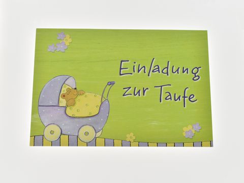Einladungskarte mit einem Bärchen im Kinderwagen auf einem bunten, hellgrünen Hintergrund, mit der Aufschrift Einladung zur Taufe, Set mit 5 Karten von Juwelier Harnisch.