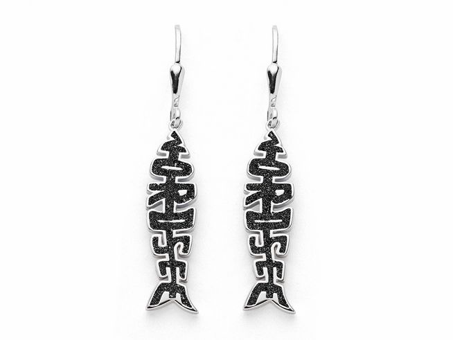 DUR Ohrringe in Fischgrätenform aus rhodiniertem Sterling Silber, inspiriert von der Nordsee, mit eleganten Details und hochwertiger Verarbeitung.