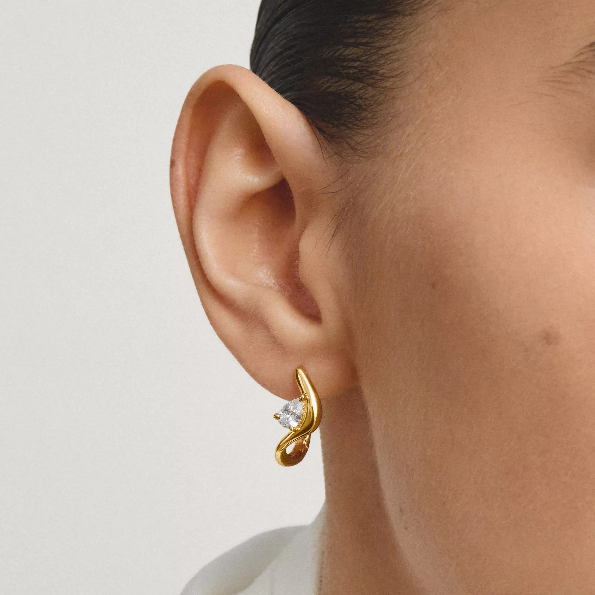 Thomas Sabo Creolen mit weißem Zirkonia in Tropfenform – vergoldet – 19 mm hoch – Ansicht 4
