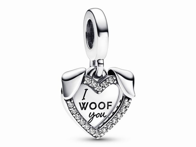 Doppelter Charm-Anhänger in Herzform aus Sterling Silber von Pandora, verziert mit funkelnden Steinen und der Gravur I WOOF you, ideal für Hundeliebhaber.