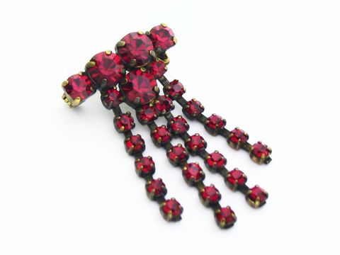 Rote Strass Brosche - Sexy City Look mit Kugeln, Hersteller: Juwelier Harnisch, auffällige rote Strasssteine in ansprechendem Design, ideal für elegante Outfits.