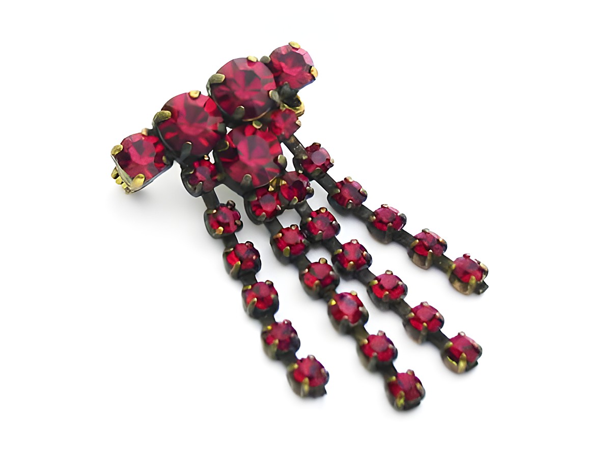 Rote Strass Brosche - Sexy City Look mit Kugeln, Hersteller: Juwelier Harnisch, auffällige rote Strasssteine in ansprechendem Design, ideal für elegante Outfits.