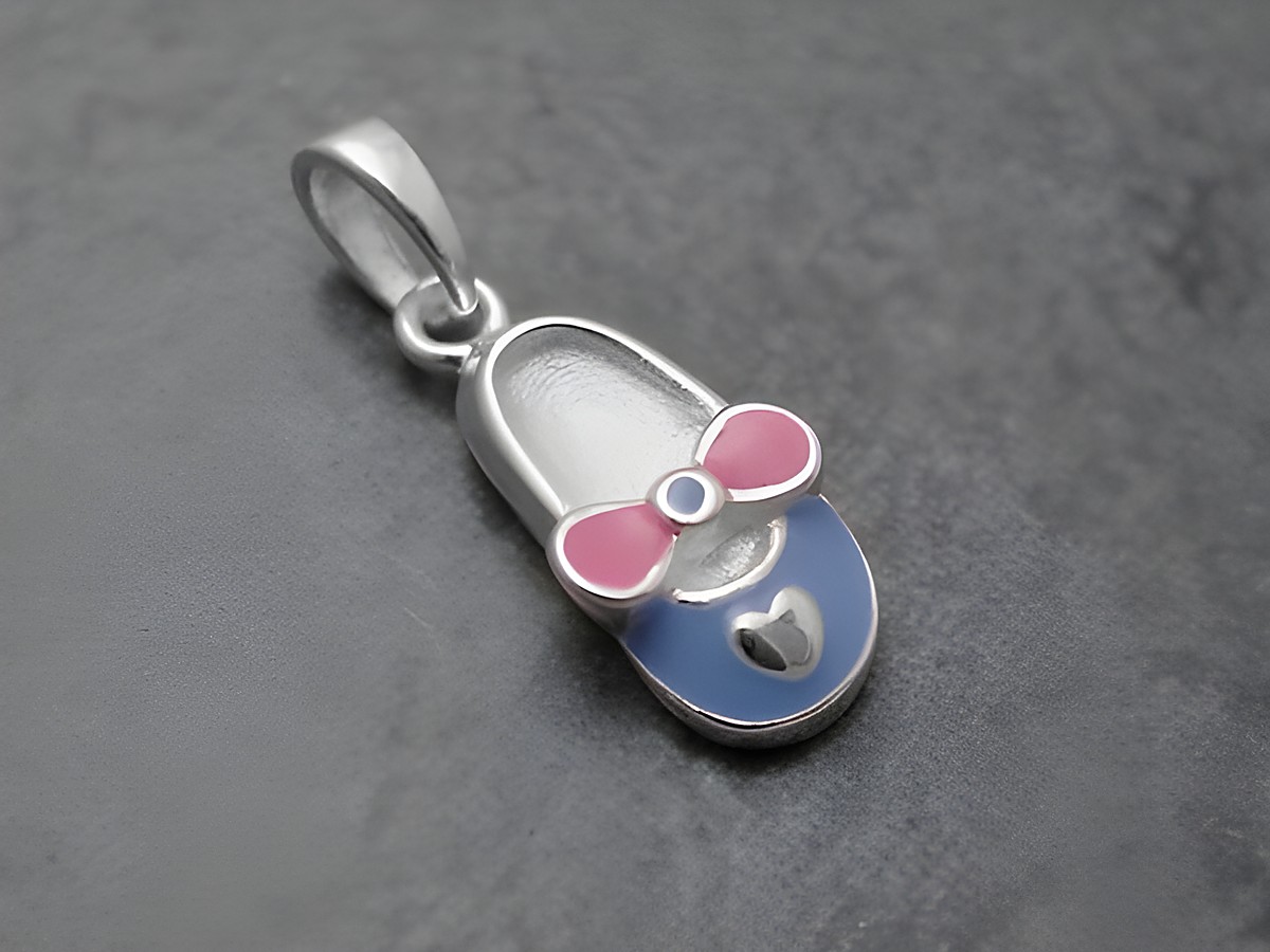 Anhänger in Form eines Kinderschuhs aus Sterling Silber, hellblau mit pinkem Schleifenmotiv und Herz, niedlich lackiert, Hersteller: Juwelier Harnisch, für Kinder.